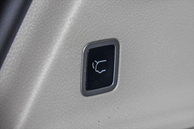 Photo of 2023 Brilliant Black Crystal Pearlcoat Chrysler Voyager