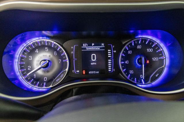 Photo of 2023 Brilliant Black Crystal Pearlcoat Chrysler Voyager