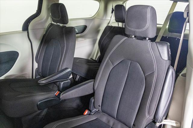 Photo of 2023 Brilliant Black Crystal Pearlcoat Chrysler Voyager