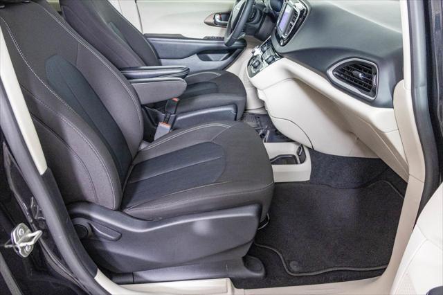 Photo of 2023 Brilliant Black Crystal Pearlcoat Chrysler Voyager