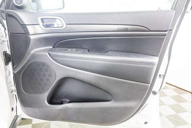 Photo of 2022 Bright White Clearcoat Jeep Grand Cherokee