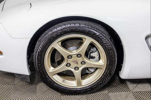 Photo of 2004 Arctic White Chevrolet Corvette