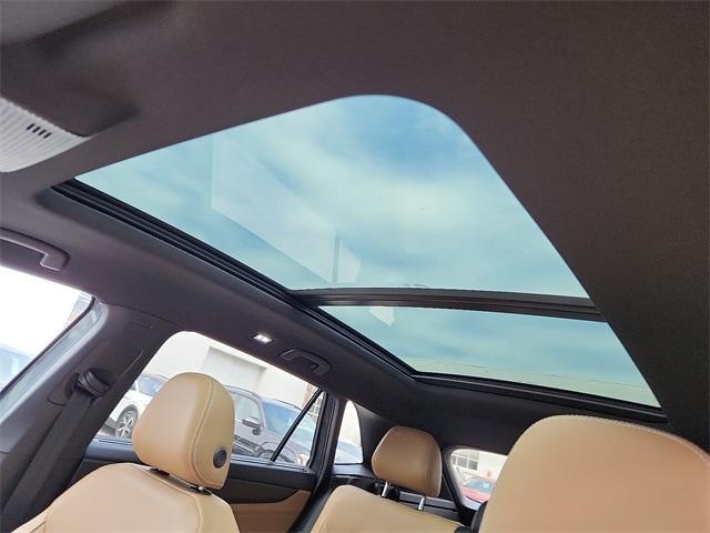 Photo of 2025 Platinum Gray Metallic Volkswagen Atlas Cross Sport