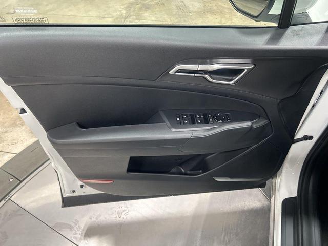 Photo of 2026 Snow White Pearl Kia Sportage