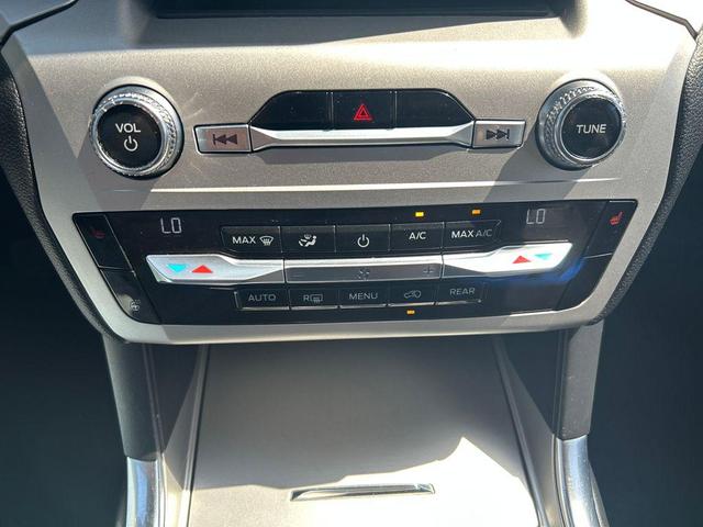 Photo of 2021 Iconic Silver Metallic Ford Explorer