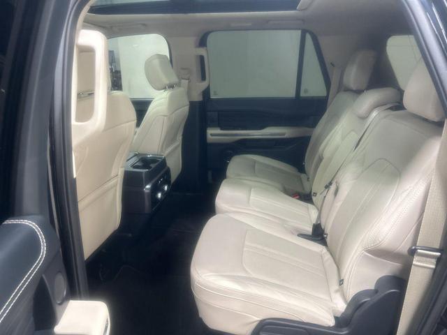 Photo of 2022 Agate Black Metallic Ford Expedition Max