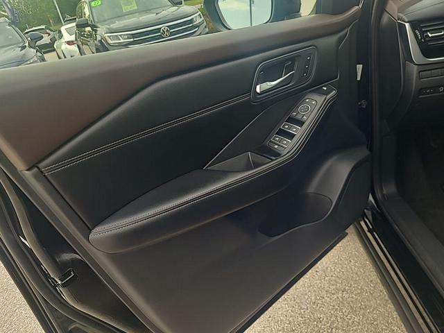Photo of 2023 Super Black Nissan Rogue