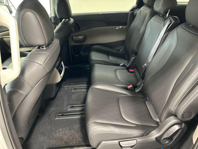 Photo of 2026 Ivory Silver Kia Carnival Hybrid