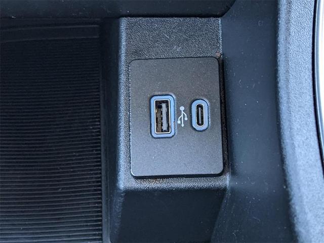 Photo of 2022 Agate Black Metallic Ford Edge