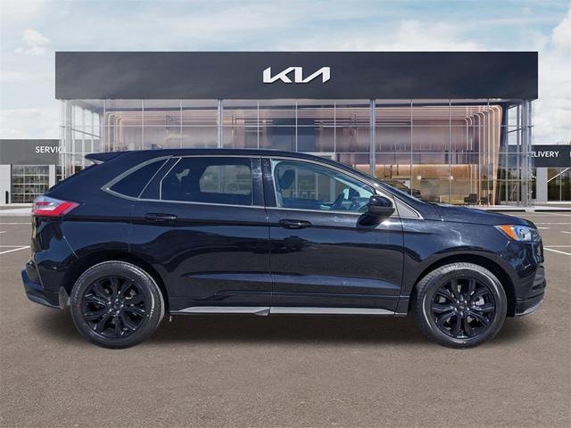 Photo of 2022 Agate Black Metallic Ford Edge