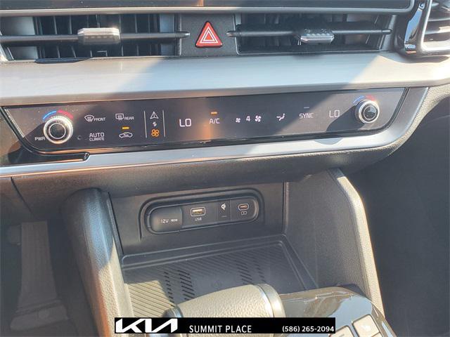 Photo of 2023 Glacial White Pearl Kia Sportage