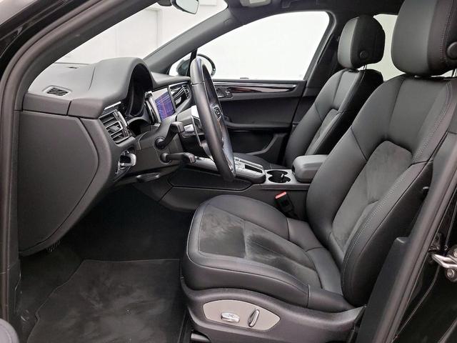 Photo of 2021 Black Porsche Macan