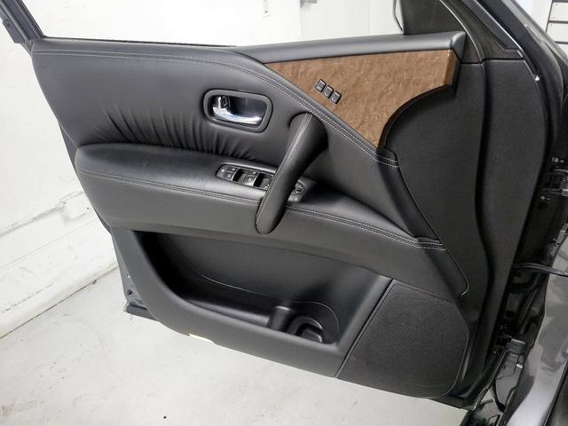 Photo of 2017 Gray INFINITI QX80
