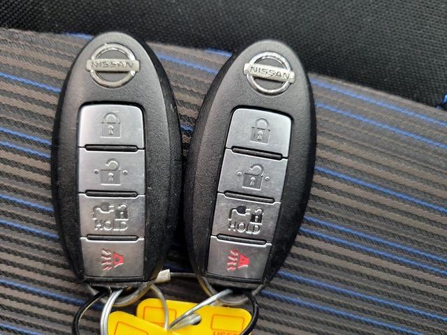 Photo of 2019 White Nissan Leaf
