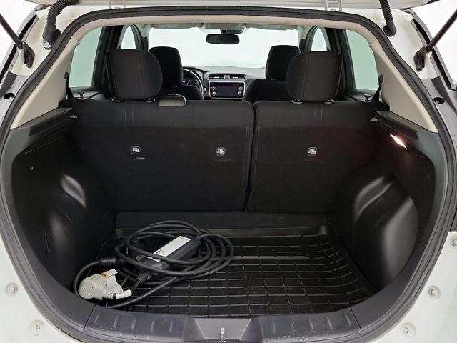 Photo of 2019 White Nissan Leaf