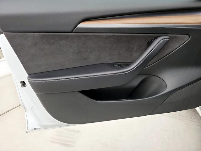 Photo of 2023 White Tesla Model 3