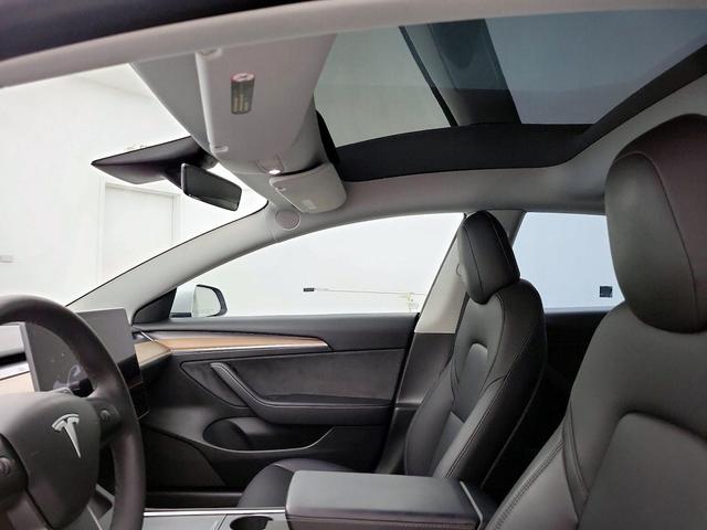 Photo of 2023 White Tesla Model 3