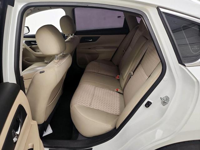Photo of 2016 Pearl Nissan Altima