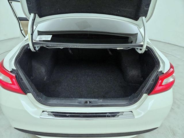 Photo of 2016 Pearl Nissan Altima