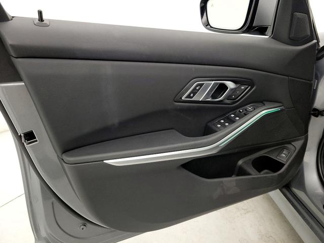 Photo of 2023 Gray BMW 330