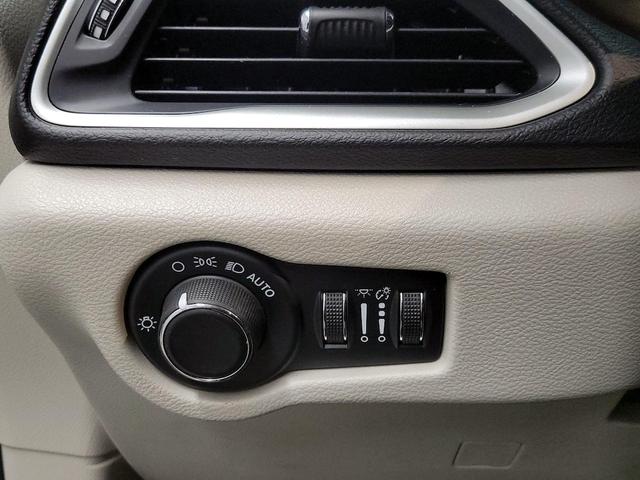 Photo of 2020 White Chrysler Voyager