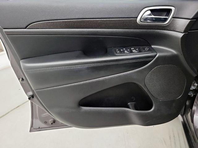 Photo of 2017 Gray Jeep Grand Cherokee