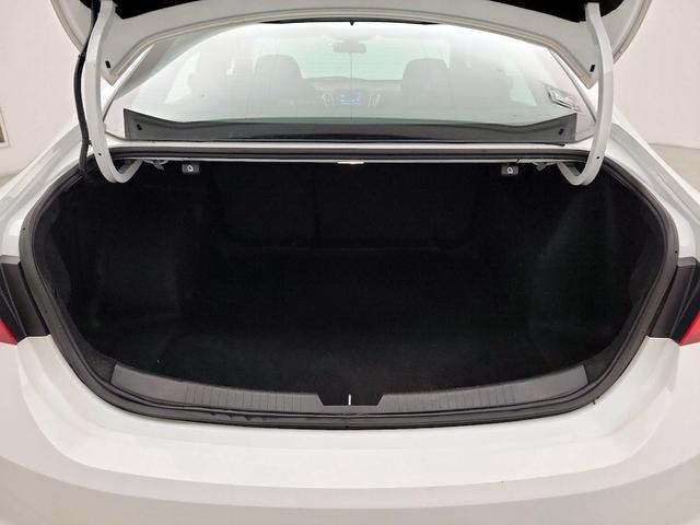 Photo of 2017 White Chevrolet Malibu