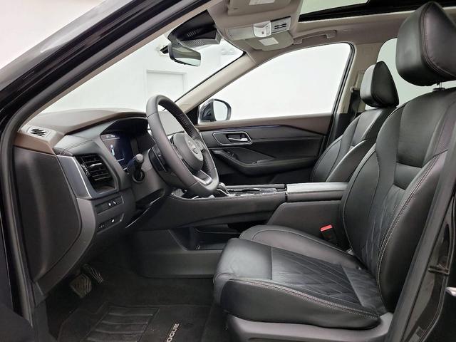 Photo of 2022 Black Nissan Rogue