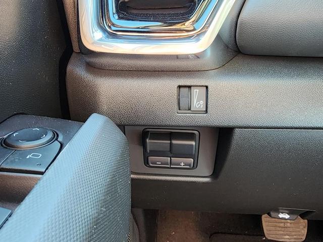 Photo of 2025 Summit White GMC Canyon