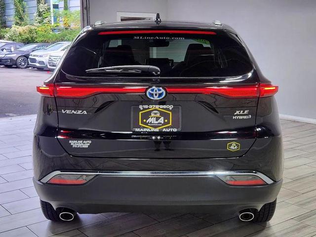 Photo of 2021 Black Toyota Venza