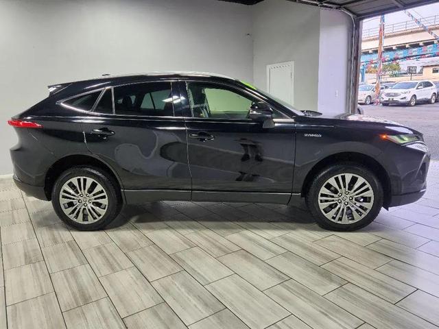 Photo of 2021 Black Toyota Venza