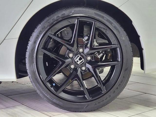 Photo of 2024 Platinum White Pearl Honda Civic