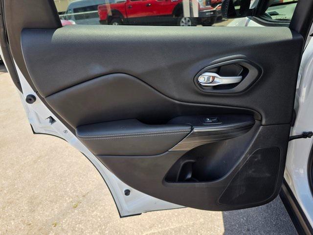 Photo of 2016 Bright White Clearcoat Jeep Cherokee
