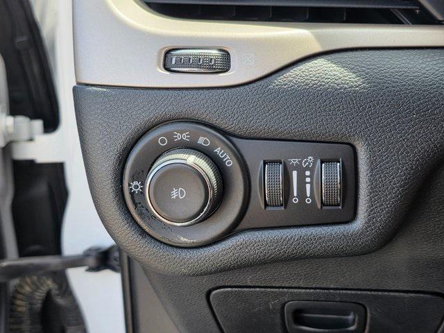 Photo of 2016 Bright White Clearcoat Jeep Cherokee