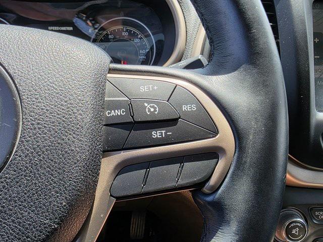 Photo of 2016 Bright White Clearcoat Jeep Cherokee