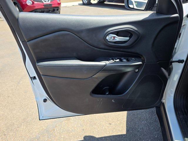 Photo of 2016 Bright White Clearcoat Jeep Cherokee