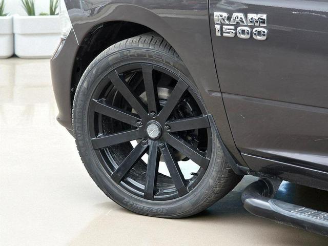 Photo of 2017 Brilliant Black Crystal Pearlcoat RAM 1500