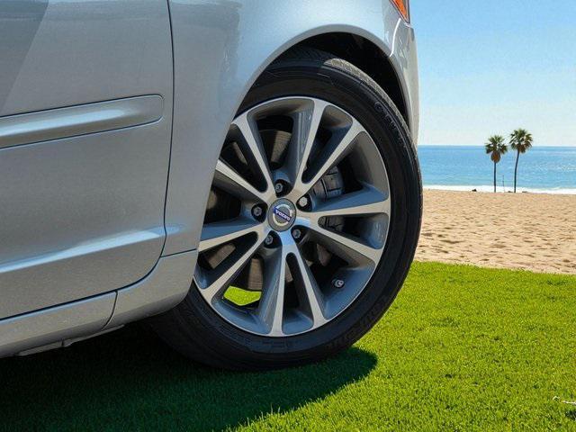 Photo of 2013 Electric Silver Metallic Volvo C70