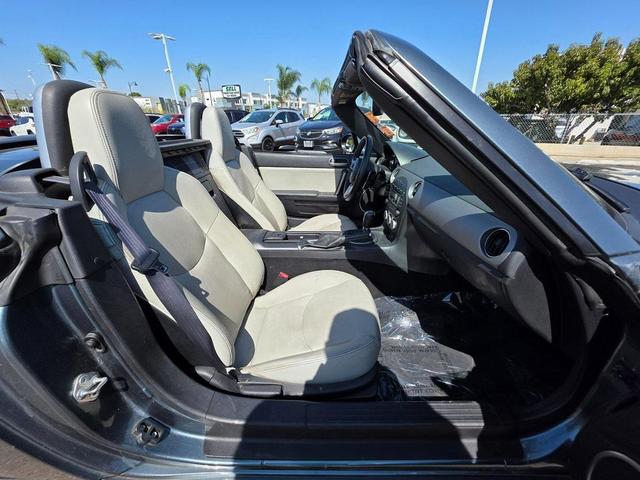 Photo of 2011 Dolphin Gray Mica Mazda MX-5 Miata