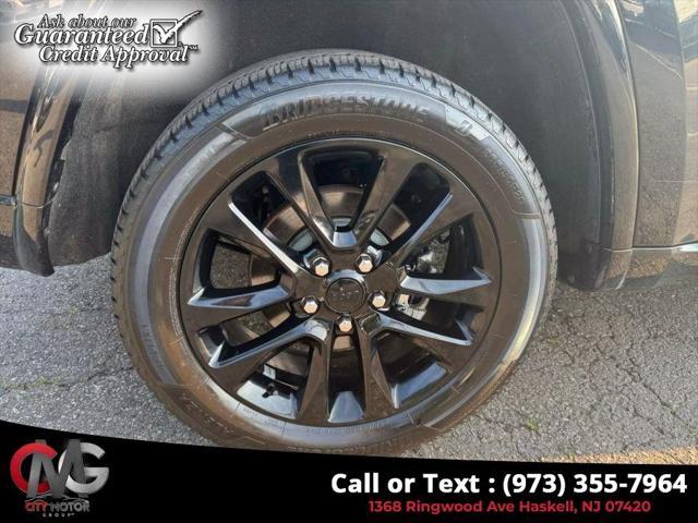 Photo of 2021 Diamond Black Crystal Pearlcoat Jeep Grand Cherokee