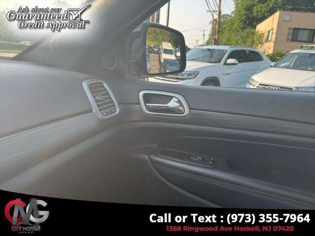 Photo of 2021 Diamond Black Crystal Pearlcoat Jeep Grand Cherokee