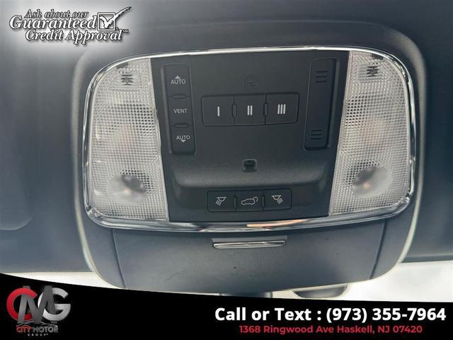 Photo of 2019 Db Black Crystal Clearcoat Dodge Durango