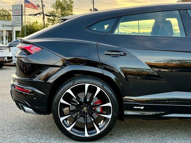 Photo of 2024 Black Lamborghini Urus