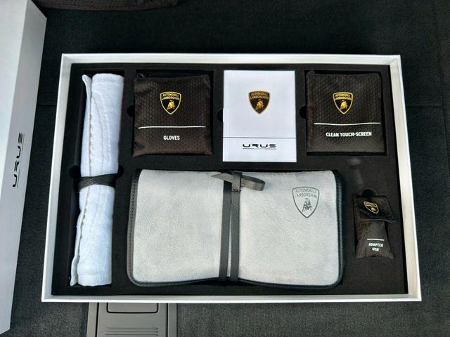 Photo of 2024 Black Lamborghini Urus