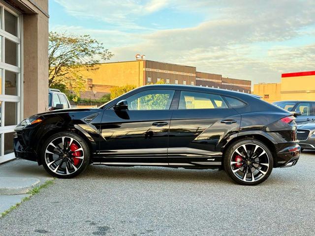 Photo of 2024 Black Lamborghini Urus