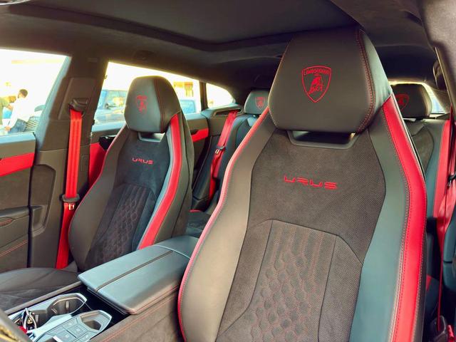 Photo of 2024 Black Lamborghini Urus