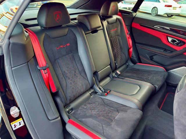 Photo of 2024 Black Lamborghini Urus