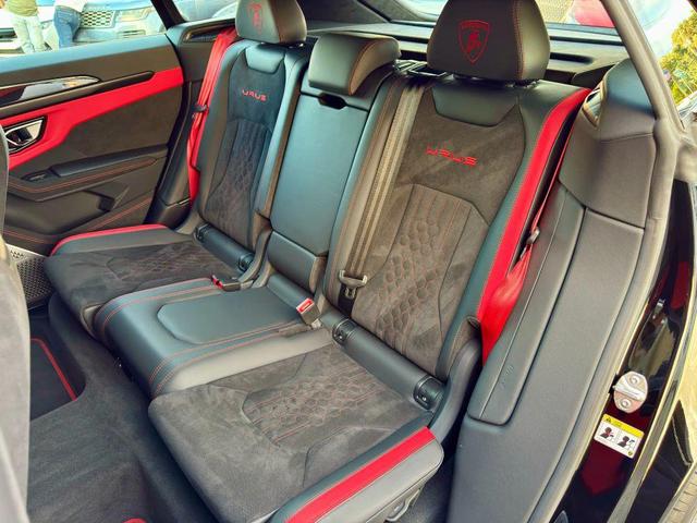 Photo of 2024 Black Lamborghini Urus