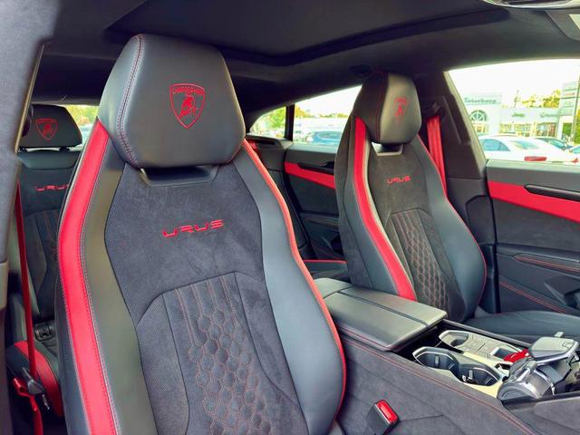 Photo of 2024 Black Lamborghini Urus