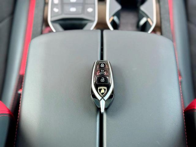 Photo of 2024 Black Lamborghini Urus